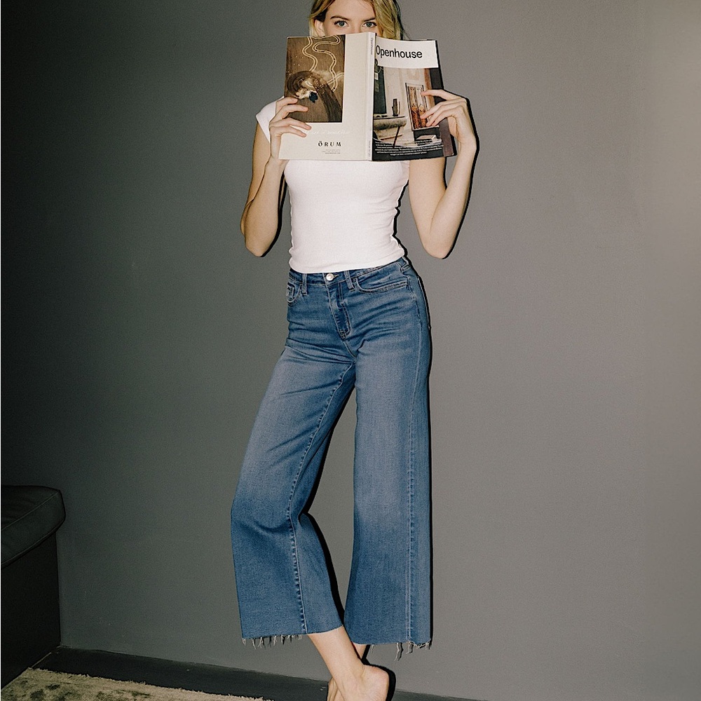 American Eagle High Rise Wide Leg Crop Raw Hem Jeans